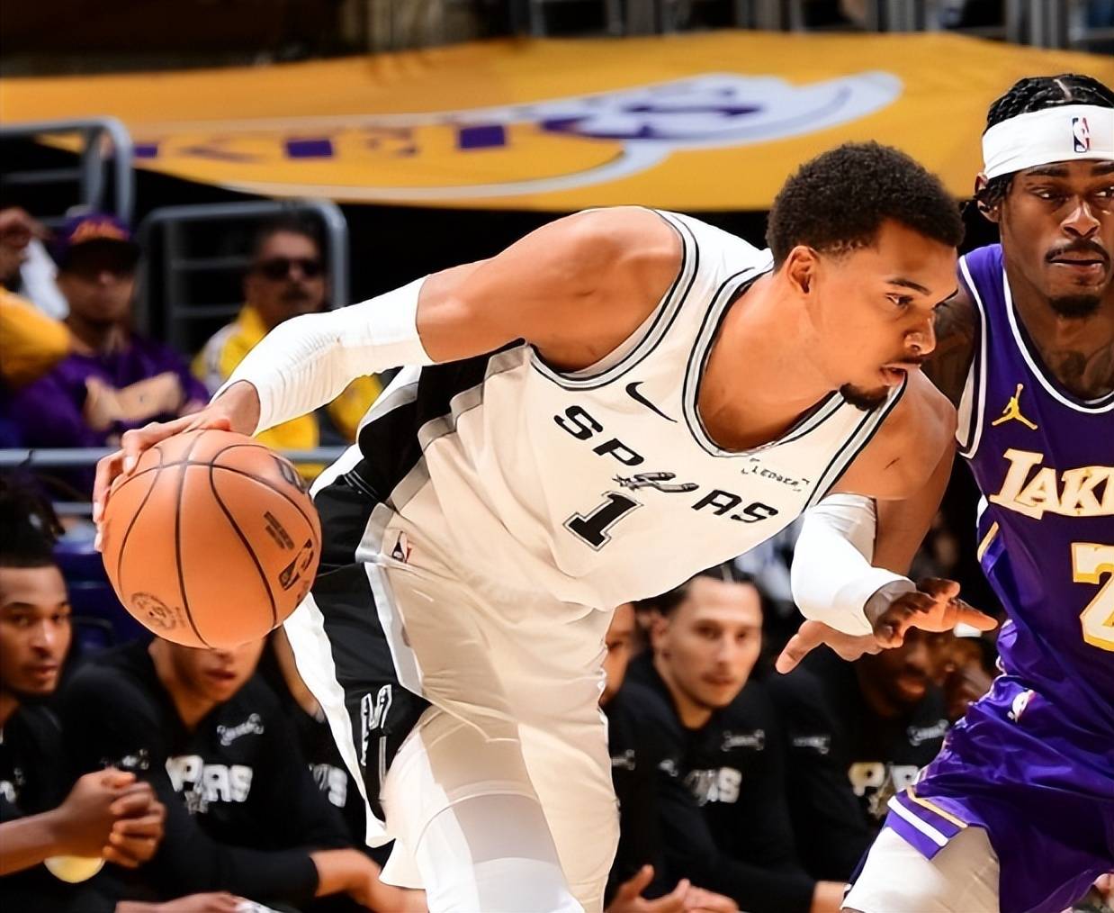 雷竞技官方赛地聚焦——NBA常规赛清晨热度飙升,圣安东尼奥马刺豪取连胜,管理层满意,赛程密集仍需轮换的简单介绍