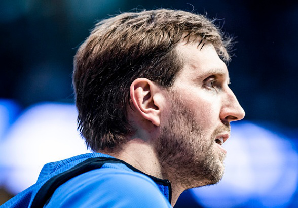 雷竞技入口从费耶诺德复出首秀备战中超到清晨门线救险引欢呼，今晚瓦伦西亚备战法国杯(决一死战在线观看)